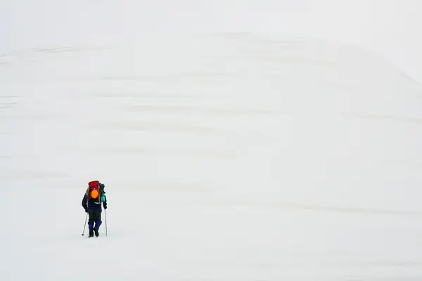 Trekking alpino em Fagaras Mountains, Transilvânia, Roménia — Fotografia de Stock