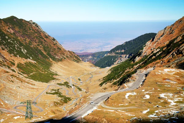 Kronkelende weg in de bergen van fagaras, Roemenië — Stockfoto