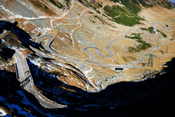 Kurvenreiche Straße im Fagaras-Gebirge, Rumänien — Stockfoto