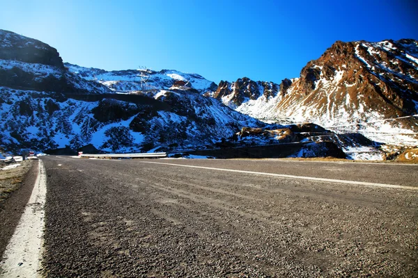 Route sinueuse dans les montagnes de Fagaras, Roumanie — Photo