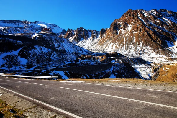 罗马尼亚 fagaras 山中蜿蜒的路 — 图库照片