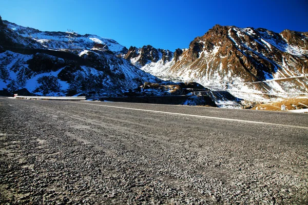 Kurvenreiche Straße im Fagaras-Gebirge, Rumänien — Stockfoto