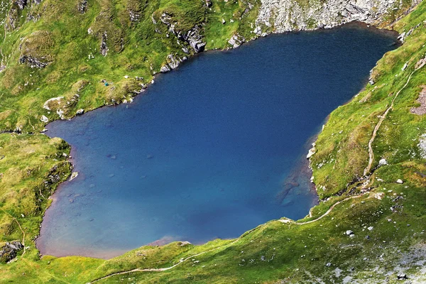 Capra jezioro w Alpach Transylwanii, Rumunia — Zdjęcie stockowe