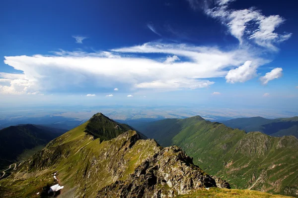 Bewolkt landschap in de Transsylvanische Alpen, Roemenië — Stockfoto