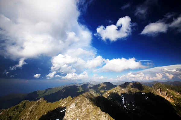 Bewölkte Landschaft in den Siebenbürger Alpen, Rumänien — Stockfoto