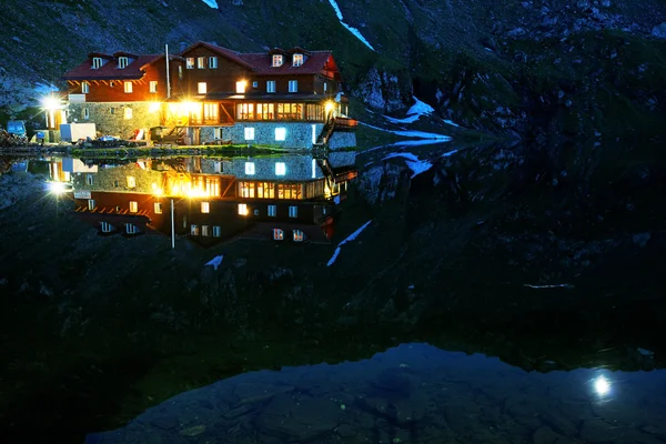 Noite de queda sobre Balea Lake, Alpes da Transilvânia, Roménia — Fotografia de Stock