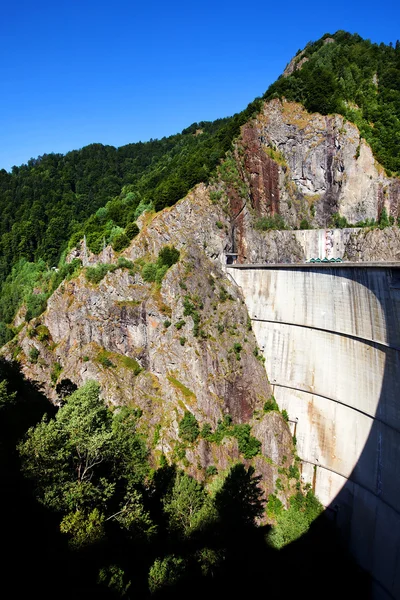 Landskap med dam sjön vidraru, i Rumänien — Stockfoto