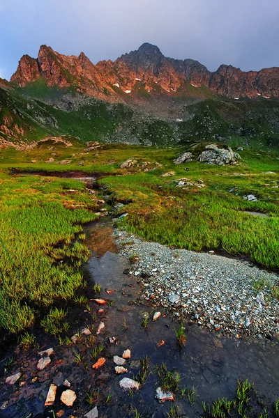 Fagaras dağlar, Romanya, Avrupa'da günbatımı ışığı — Stok fotoğraf
