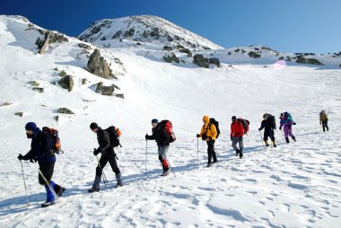 buzlu göl geçme alpinists ekibi
