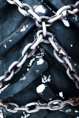 Kamyon tekerleği üzerinde kar zincirleri