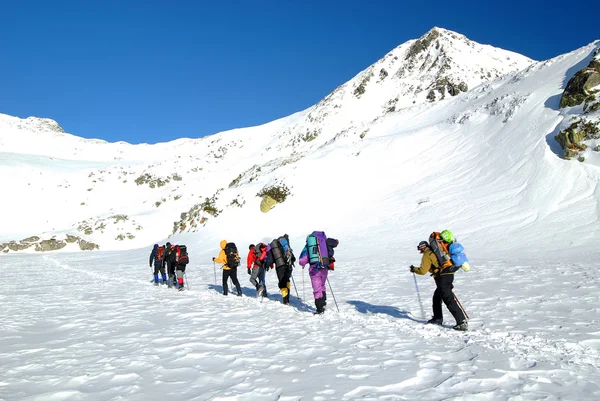 Equipo de alpinistas atravesando el Lago Bucura en el Parque Nacional — Foto de Stock