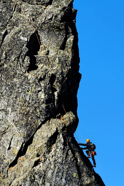 Bergbeklimmen in nationaal park retezat, Roemenië — Stockfoto