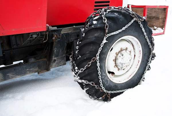 Chaînes à neige sur roue de camion — Photo