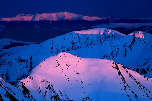 Winterlandschap in Nationaal Park Retezat, Roemenië - Zonsondergang licht — Stockfoto