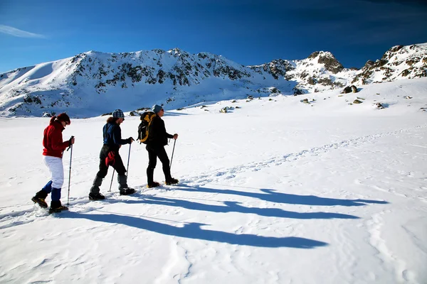 Alpinists traversing Bucura iced lake in National Park Retezat, Romania — Stock Photo, Image