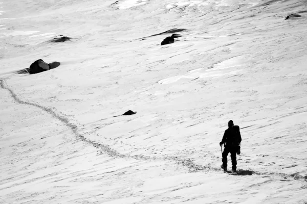 Alpinist traversing a glacier — Stock Photo, Image