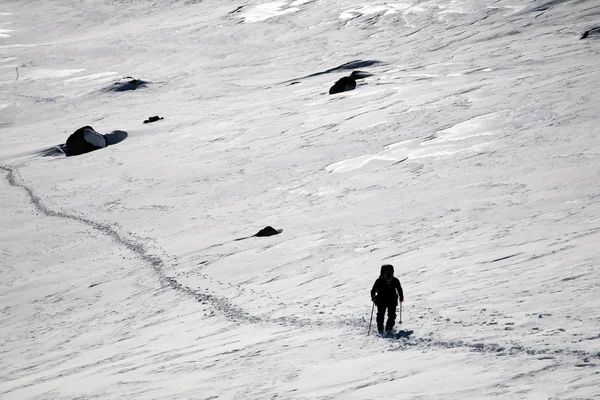 Alpinista przechodzenie przez lodowiec — Zdjęcie stockowe