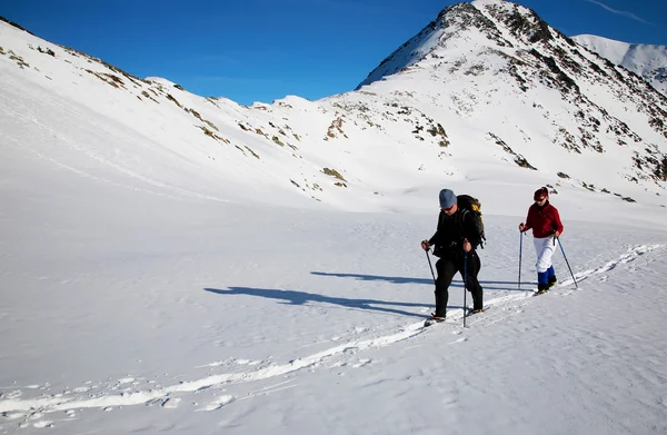 Alpinista przechodzenie przez lodowiec — Zdjęcie stockowe