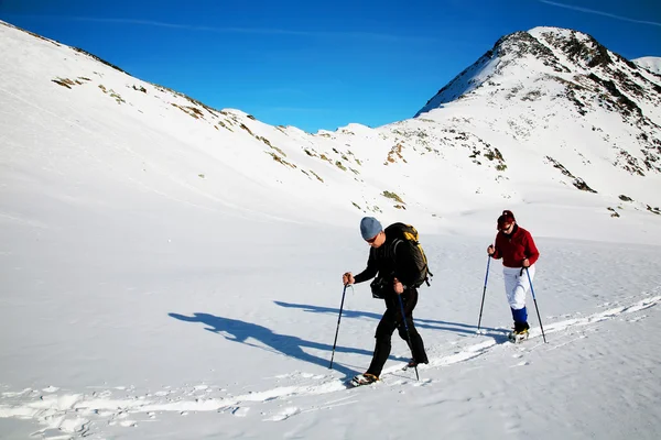 Alpinista przechodzenie przez lodowiec — Zdjęcie stockowe