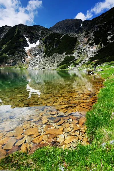 Lago alpino nel Parco Nazionale Retezat — Foto Stock
