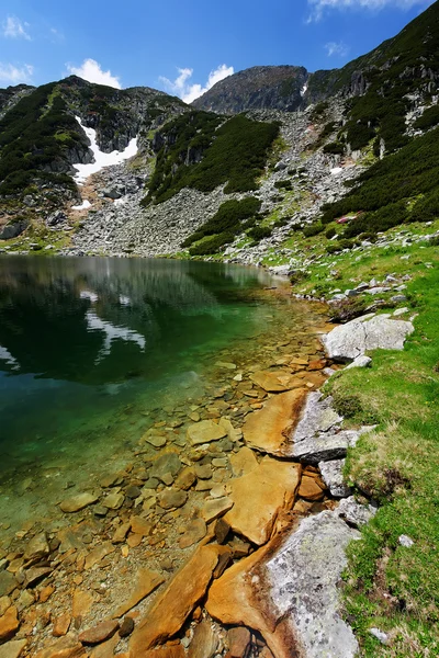 在国家公园 retezat 中的高山湖泊 — 图库照片
