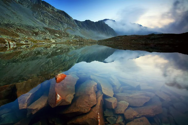 Альпийское озеро в Национальном парке Ретезат — стоковое фото