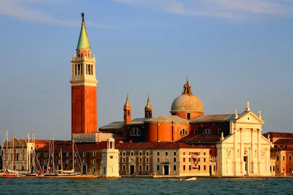 St. Mark's Campanile is the bell tower of St. Mark's Basilica in Venice, Italy, located in the Piazza San Marco (98.6 metres - 323 ft. tall) — Stock Photo, Image