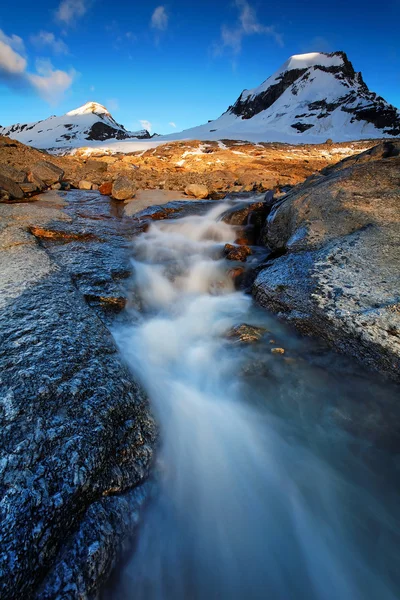 Paisaje de montaña en el Parque Nacional Gran Paradiso, Italia — Foto de Stock