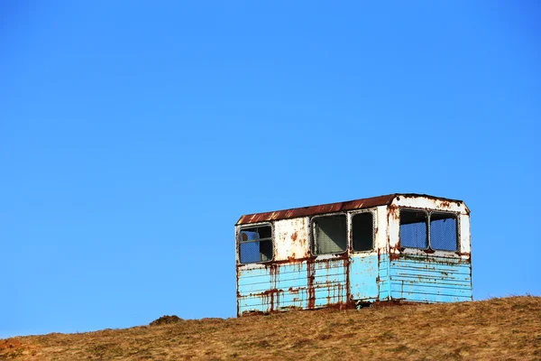 Abandonned wagon on a meadow — Stock Photo, Image