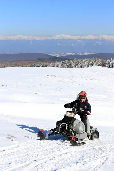 在户外雪地车snowmobile στην ύπαιθρο — 图库照片