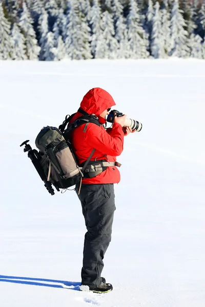 Photographe nature trekking dans les montagnes — Photo