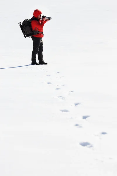 自然摄影师在山中徒步旅行 — 图库照片