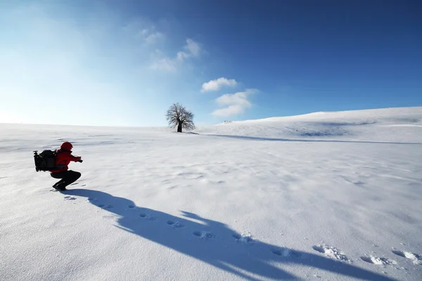 Fotografo naturalistico trekking in montagna — Foto Stock