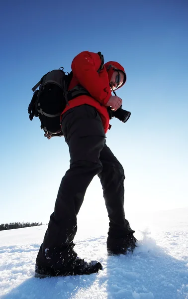 Fotógrafo de natureza trekking nas montanhas — Fotografia de Stock