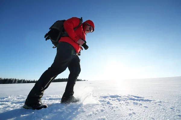 Fotografo naturalistico trekking in montagna — Foto Stock