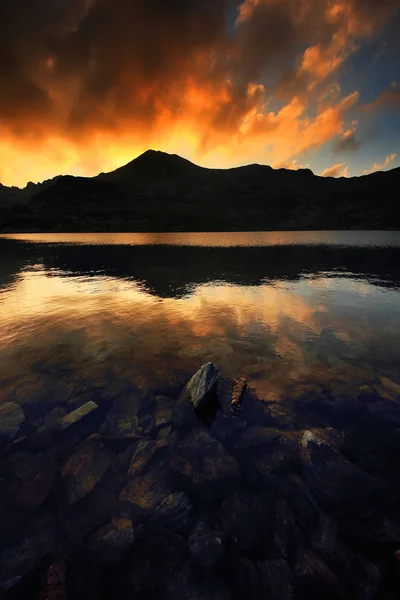 Zonsondergang licht over bucura lake, nationaal park retezat, Roemenië — Stockfoto
