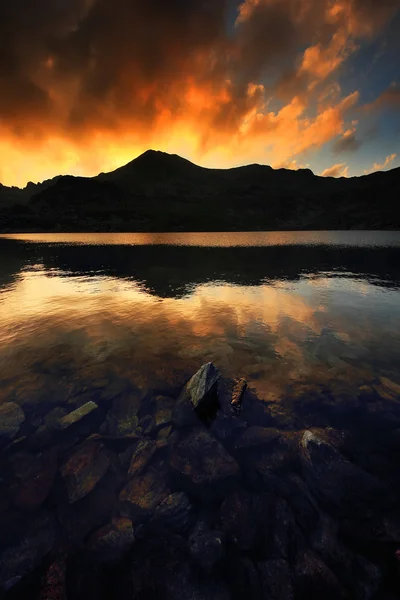 Coucher de soleil sur le lac Bucura, Parc national Retezat, Roumanie — Photo