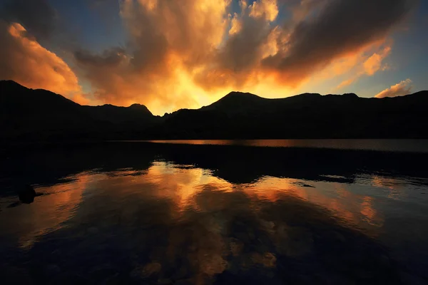 Sonnenuntergang über dem Bucura-See, Nationalpark Retesat, Rumänien — Stockfoto