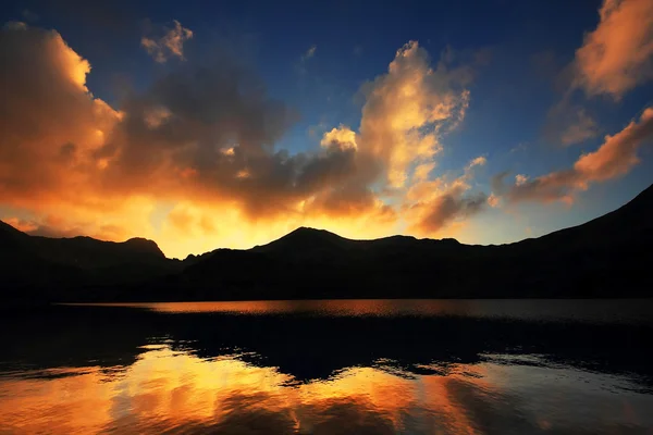 Luz del atardecer sobre el lago Bucura, Parque Nacional Retezat, Rumania — Foto de Stock