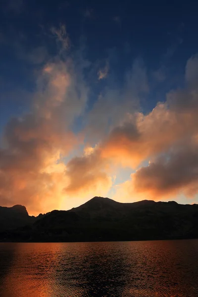 Zonsondergang licht over bucura lake, nationaal park retezat, Roemenië — Stockfoto