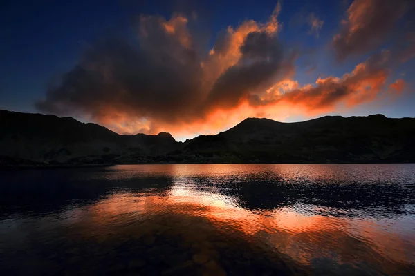 Luz del atardecer sobre el lago Bucura, Parque Nacional Retezat, Rumania —  Fotos de Stock