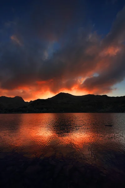 Sunset light over Bucura Lake, National Park Retezat, Roménia — Fotografia de Stock