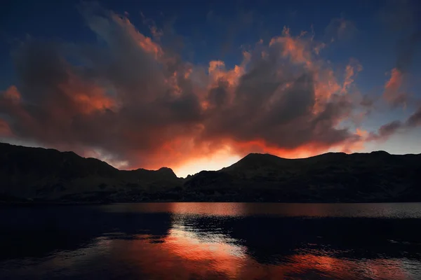 Luz del atardecer sobre el lago Bucura, Parque Nacional Retezat, Rumania — Foto de Stock