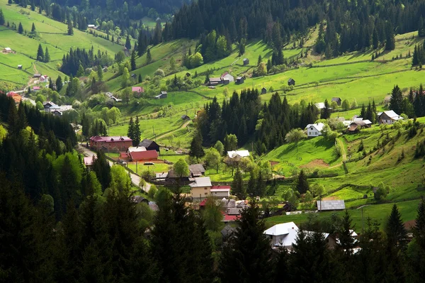 Pueblo de montaña en los Cárpatos Occidentales, Moldavia, Rumania — Foto de Stock