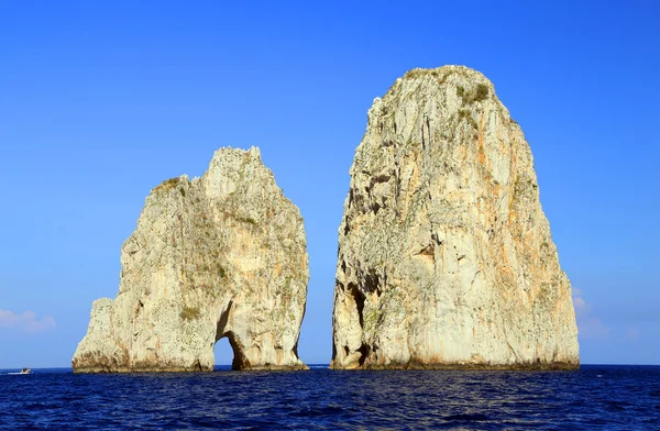 Klippen von Faraglioni, Capri — Stockfoto