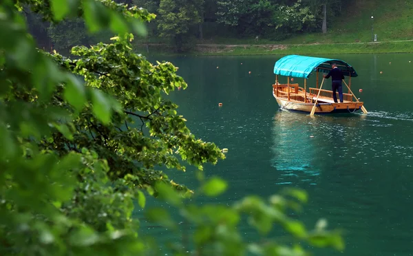 Boot auf dem See ausgeblutet — Stockfoto