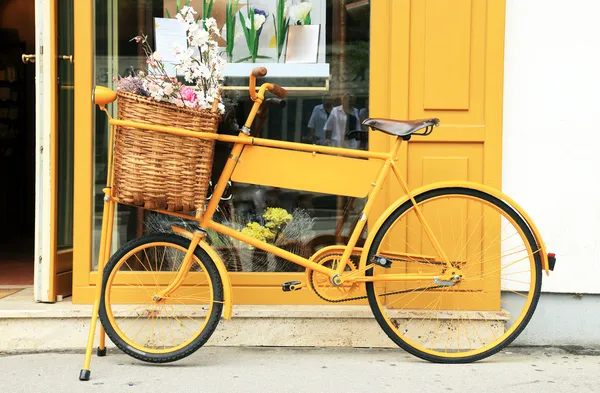 Bicicleta amarilla — Foto de Stock