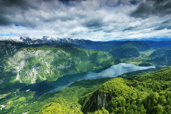 Lago Bohinj desde la estación superior del teleférico de Vogel — Foto de Stock