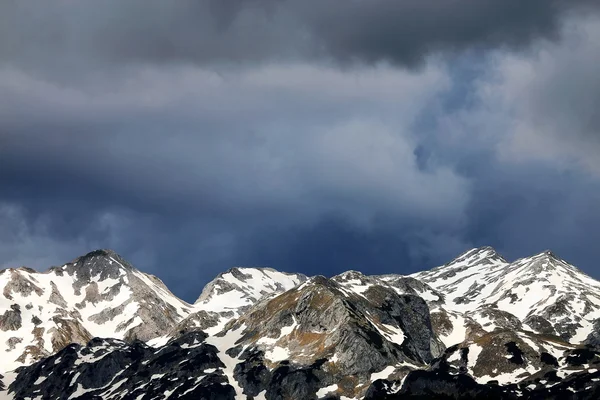 Nuages orageux au-dessus des Alpes Jlian — Photo