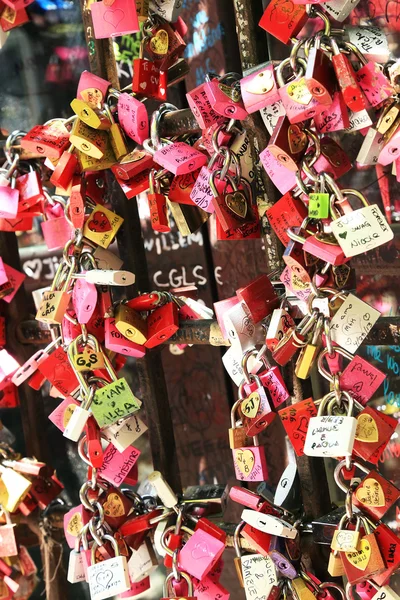 Símbolos de amor em Verona, Juliet yard — Fotografia de Stock